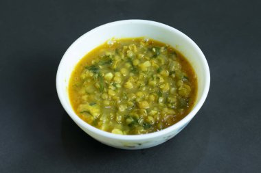 Dal chana buna mercimek çorbası. Köy kabında taze otlarla dolu. Rahatlatıcı bir yemek için mükemmel.