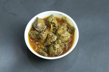 Kolija ya da karaciğer körisi, baharat ve aromatik sosla dolu beyaz bir kasede servis edilir. Rahatlatıcı bir yemek için mükemmeldir.