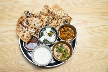 Nefis Hint thali yemek tabağı peynirli naan ekmeği ve nefis köri sosu ile baştan çıkarıcı bir aşçılık deneyimi için