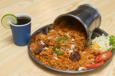 Lezzetli koyun eti Biryani yenileyici bir içecekle servis edildi, bir sonraki gurme blog yazınız ya da menü tasarım projeniz için hazır.