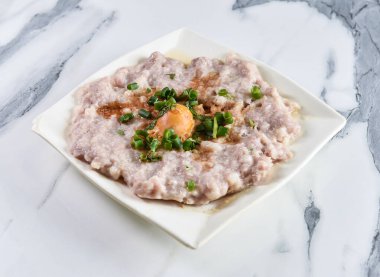 Lezzetli domuz buğulama köftesi, tuzlu yumurta ve taze soğan günlük yemek için mükemmel ve sağlıklı bir yemek.