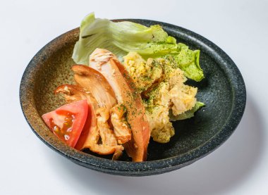 Taze marul ve olgun domates dilimli sağlıklı tavuklu Toriham Patates salatası, öğle yemeği için mükemmel.