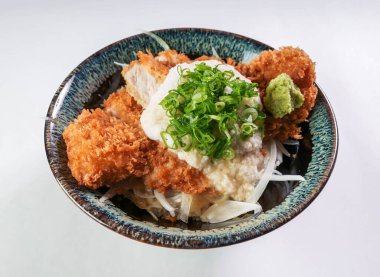 Lezzetli Japon tonkatsu Yam ve rendelenmiş yer elması kasesi taze wasabi ve yeşil soğanlı, çağdaş bir ortamda tadını çıkarmaya hazır bir aşçılık lezzeti.