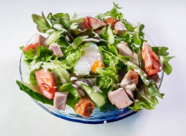 Domuz kemiksiz taze salata, domates, salatalık, haşlanmış yumurta ve jambon evde veya restoranda lezzetli bir yemek için.