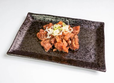 Yemek blogları ve mutfak sunumları için mükemmel dokulu bir tabakta servis edilen soğanlı nefis haşlanmış et tendonu.