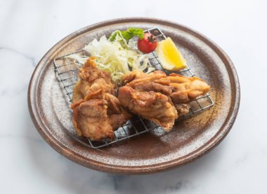 Kızarmış Karaage Tavuğu ve Taze Limon Dilimi Yemeye Hazır Otantik Japon Kızarmış Tavuk Tabağı Akşam Yemeği Menüsü İçin Mükemmel