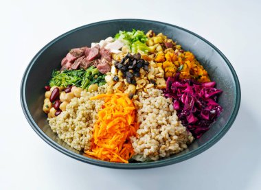 Renkli dengeli Buda kasesi sağlıklı beslenme için taze malzemeler, canlı yaşam tarzı seçimleri ve beyaz üzerinde dikkatli beslenme