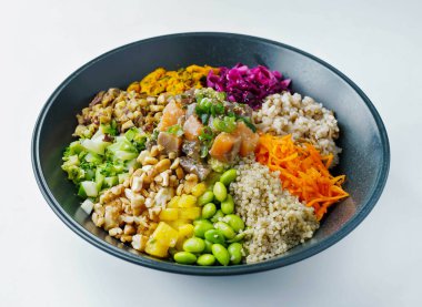 Taze somon, edamame, mango, kinoa ve sebzeli lezzetli bir kase. Öğle yemeği için harika ve sağlıklı bir yemek.