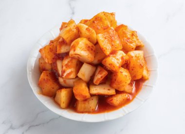 Baharatlı Kore turp turpu. Taze ve lezzetli. Lezzetli yemekler için meze ya da malzeme olarak yenmeye hazır.