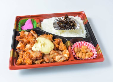 Lezzetli Japon bento kutusu. Lezzetli kızarmış tavuk ve pilav. Öğle veya akşam yemeği için mükemmel.