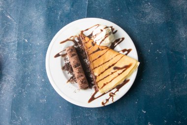 Çikolata soslu, dondurmalı ve çikolatalı nefis bir krep. Mükemmel bir tatlı anı yakalandı..