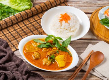 Pilavlı körili tavuk, canlı bir Tayland yemeği deneyimi restoran menüleri ve yemek blogları için mükemmel.