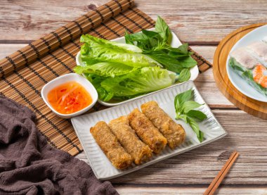 Taze bitkilerle çıtır çıtır börekler ve lezzetli bir sos, canlı ve lezzetli bir mutfak deneyimi paylaşmaya ve tadını çıkarmaya hazır..