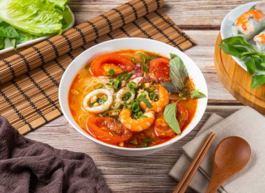 Deniz ürünleri çorbası, lezzetli bir karides, mürekkep balığı ve taze malzemeler karışımı. Gurme aşçılık deneyimi için mükemmel.