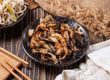 Bu zengin baharatlı Asya lezzeti ile canlı dokular deneyimleyin ince dilimlenmiş kabuk ve koyu ahşap mantarlar menüler için mükemmeldir..