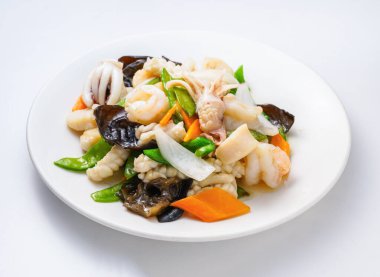 Tabakta karides, mürekkep balığı ve sebze ile iştah açıcı deniz ürünleri.