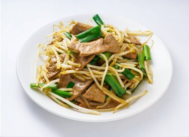 Tofu ve sebzeli bir tabak kızarmış şehriye, lezzetli ve sağlıklı bir yemek seçeneği.