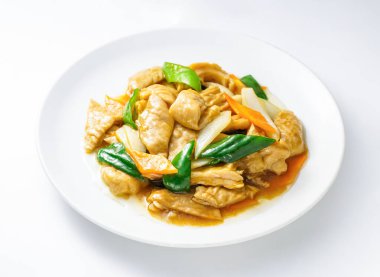 Lezzetli ve lezzetli, tavuklu ve renkli sebzeli bir kızartma tabağı, sağlıklı ve lezzetli bir yemek için mükemmel.