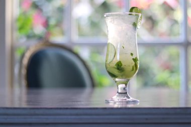 Güneşli bir günde arkadaşlarınız ve ailenizle ferahlatıcı bir mojito için.