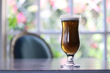 Tazeleyici bir bardak lavantalı buzlu çay ya da bira güneşli bir pencerenin kenarında bulanık bir bahçe manzaralı bir masada oturur, rahatlamaya ve sosyalleşmeye davetiye çıkarır.