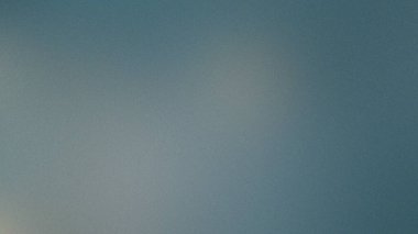 İnce benekli bir dokusu ve soluk bir ışık kaynağı olan sönük bir deniz mavisi gradyanı. Ayrıntıları temizle...