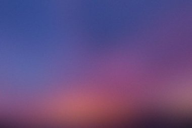 Alacakaranlık gökyüzü gradyanı mavi, pembe ve mor karışımı ince taneli bir dokuya sahiptir. Ayrıntıları temizle...