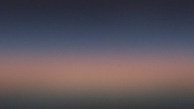 Tepedeki koyu maviden pembeye ve şeftaliden koyu griye geçiş..