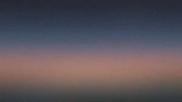 Tepedeki koyu maviden pembeye ve şeftaliden koyu griye geçiş..