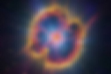 Bulanık dikey çizgi efekti ve canlı renklere sahip soyut nebula şekli. Ayrıntıları temizle ve v...