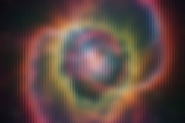 Canlı renklere sahip soyut girdap bulutsusu ve dikey çizgi efekti kozmik bir etki yaratıyor...