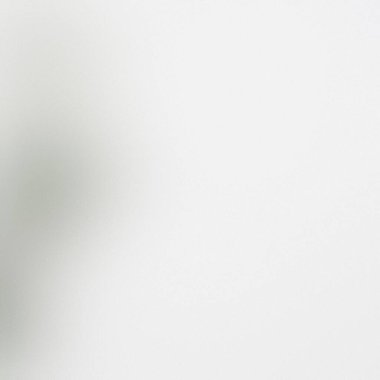 Yumuşak gri bir gölge ince tanecikli beyaz bir yüzeye yayılır. Ayrıntıları temizle ...