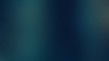 İnce bir tahıl dokusuna sahip derin mavi bir eğim dengesiz ve soyut bir arkaplan yaratır..