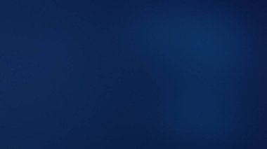 Hafif bir ışık ve pürüzsüz, bulanık bir dokusu olan koyu mavi bir arkaplan..