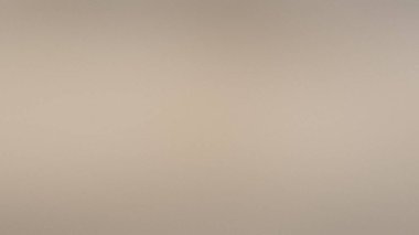 Yumuşak, nötr bej bir gradyan hafif desenli bir etki yaratarak temiz bir zemin oluşturur..