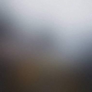 Metalik gümüş bir arka plan, ince bir tahıl dokusuyla koyu tonlara geçiş yapar..