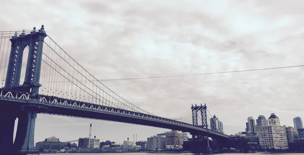 Ponte manhattan atravessar a cidade de Nova York em estilo vintage — Fotografia de Stock