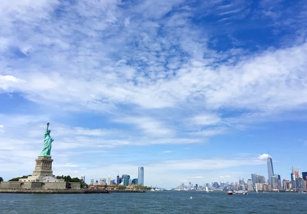Статуя Свободы и Нью-Йорк с голубым небом — стоковое фото