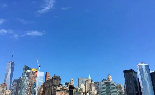 Edificios de Manhattan con cielo azul, Nueva York, Estados Unidos — Foto de Stock