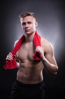 Kırmızı kumaş olan bir adam