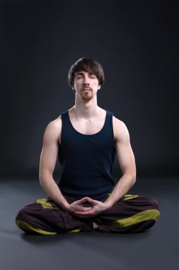 adam lotus pozisyonu derin derin düşünür.