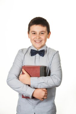 Kırmızı kitap gülümseyen genç bir çocuk, şirin çocuk portresi