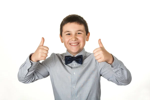 Portret van een tevreden jonge man waardoor u duimen omhoog, kind — Stockfoto