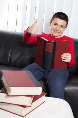 Çocuk el işareti yukarı ok el hareketi