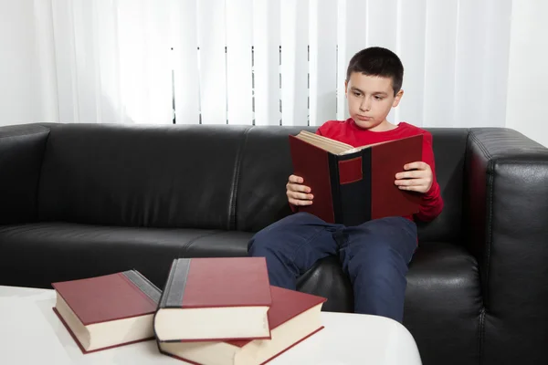 读一本红色的书的男孩 — 图库照片