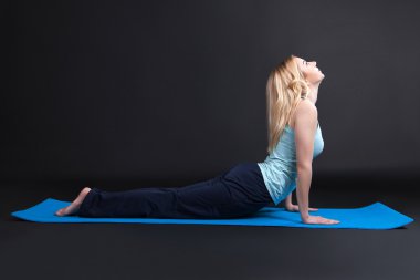 Sportif kızı pratik yoga