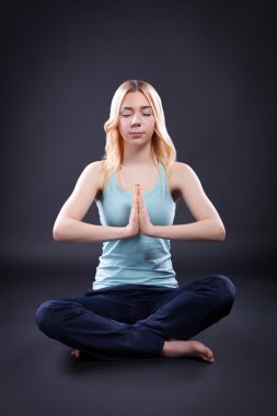 meditasyon lotus poz içinde genç bir kadın portresi
