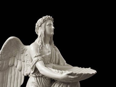 Hıristiyan kilisesinde oyulmuş melek vaftiz çanağının ayrıntıları.
