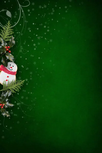 Grüne Weihnachtsdekoration Mit Schneemann Tannenzweigen Stechpalmen Und Schneeflocken Weihnachtlicher Hintergrund — Stockfoto