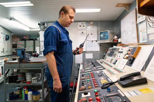 Marine-Ingenieur arbeitet an der Funkkommunikation im Motorkontrollraum ECR — Stockfoto