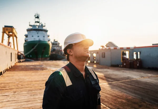 Oficial de convés marinho ou companheiro principal no convés de navio ou navio offshore — Fotografia de Stock